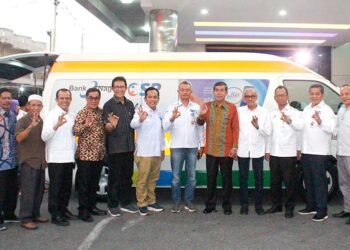 Peduli Kemanusian, Bank Nagari Serahkan Bantuan Ambulans