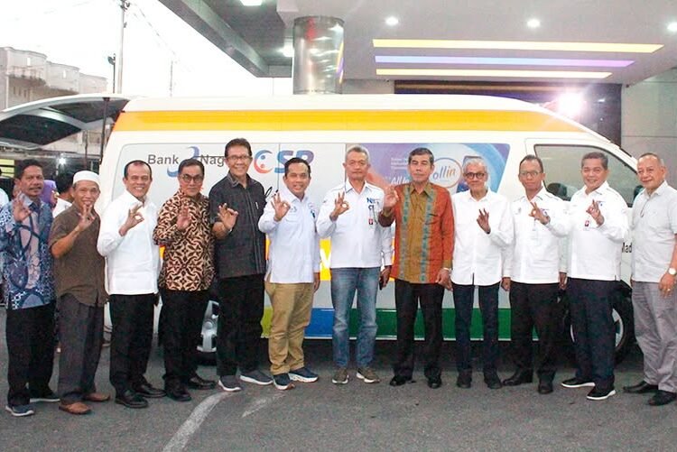 Penyerahan bantuan ambulans oleh Bank Nagari kepada Yayasan Nagari Madani Sejahtera.