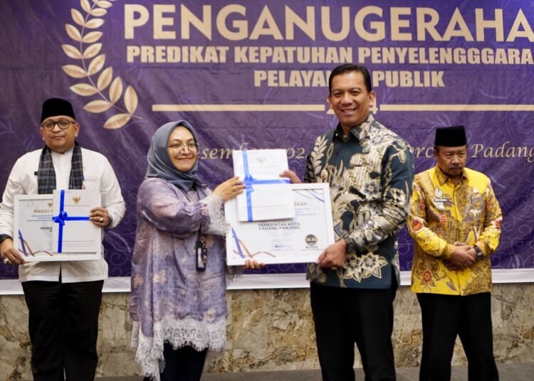 Penjabat Wali Kota Padang Panjang Sonny Budaya Putra, AP, M.Si dari Penjabat Sementara Kepala Perwakilan Ombudsman RI Sumbar, Melissa Fitri Harahap di Hotel Mercury Kota Padang, Rabu (11/12).