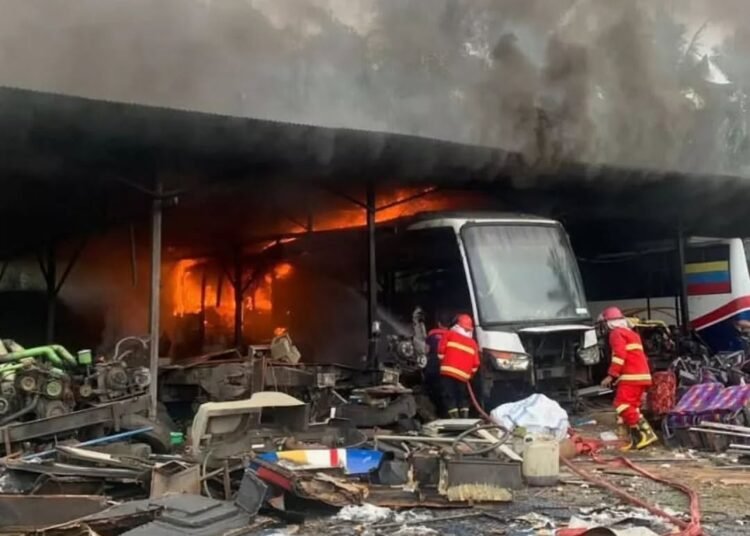 Kebakaran bengkel bus penumpang PT. Transport di Korong Kampuang Tangah, Nagari Balah Hilir, Kecamatan Lubuk Alung Padang Pariaman pada Kamis (5/12) sore.