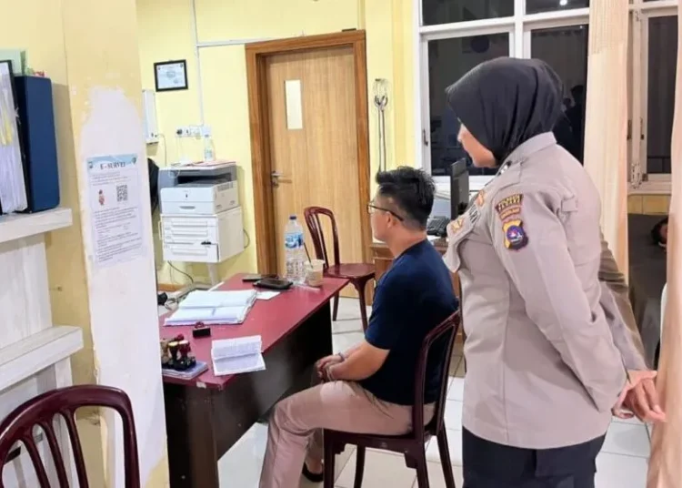 Pelaku menjalani pemeriksaan di Unit PPA Polresta Padang