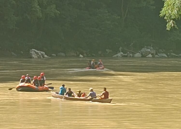 Proses pencarian korban hanyut di Sungai Batang Kuantan Sijunjung.