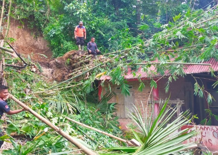 Hujan Deras Semalaman, Rumah Warga di Pariaman Diterjang Longsor