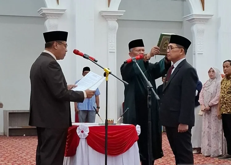 Wakil Wali Kota Bukittinggi, Marfendi saat mengambil sumpah jabatan Al Amin sebagai Penjabat Sekretaris Daerah (foto: ist)