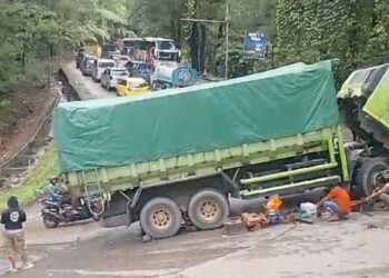 Pengendara Keluhkan Macet Panjang di Sitinjau Lauik Gegara Truk Rusak