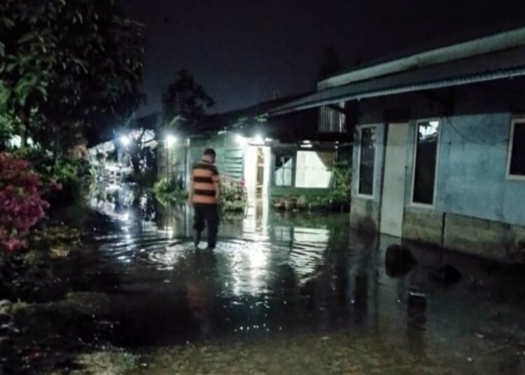 Perumahan warga di Padang dilanda banjir rob, Rabu (4/12).