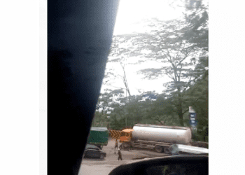 Sistem Buka-Tutup Jalan Diberlakukan di Sitinjau Lauik Gegara 2 Truk Mogok