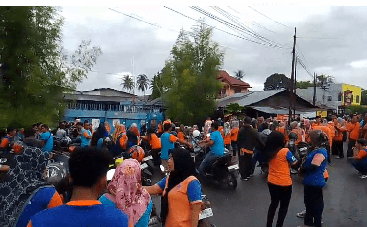 Karyawan PT Bumi Sari Mas Indonesia di Padang Pariaman menggelar aksi demonstrasi.