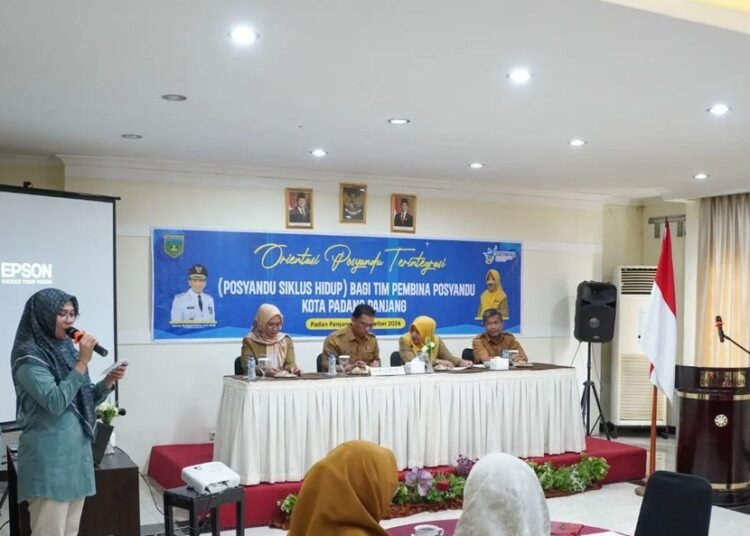 Padang Panjang - Pemerintah Kota (Pemko) Padang Panjang melalui Dinas Kesehatan (Dinkes) menggelar kegiatan Orientasi Posyandu Terintegrasi (Posyandu Siklus Hidup) bagi Tim Pembina Posyandu Kota Padang Panjang, di Aula Hotel Rangkayo Basa, Selasa (3/12/2024).  Kegiatan ini untuk pengembalian sistem layanan terintegrasi posyandu yang fokus pada seluruh target kebutuhan mulai dari balita hingga lansia. Penyesuaian orientasi ini didasarkan pada Peraturan Menteri Dalam Negeri (Permendagri) Nomor 19 Tahun 2011 tentang Pedoman Pengintegrasian Layanan Sosial Dasar di Pos Pelayanan Terpadu.  Penjabat (Pj) Wali Kota, Sonny Budaya Putra saat membuka kegiatan ini mengatakan, program peningkatan dan penataan ulang posyandu terintegrasi ini perlu didukung penuh agar tercapainya kualitas hidup masyarakat yang stabil di sektor kesehatan.  "Angka harapan hidup Padang Panjang masih menjadi salah satu yang tertinggi di Sumbar. Semoga kita bisa mempertahankan dan meningkatkan dengan langkah awal penangangan kesehatan untuk siklus hidup melalui posyandu terintegrasi ini,” ujar Sonny.  Kepala Dinkes, dr. Faizah menyebutkan, penting bagi pembina posyandu memberi edukasi untuk meningkatkan kebutuhan kesehatan dan layanan primer bagi seluruh lapisan masyarakat.  "Dengan demikian peningkatan transformasi layanan primer di kota bisa merata. Masing-masing posyandu memiliki pembina atau kader kompeten untuk membekali masyarakat dan mengedukasi terkait tindak lanjut pemeriksaan atau penanganan kesehatan," ungkapnya.  Orientasi ini turut mengundang narasumber, Kepala Dinas Kesehatan, Pengendalian Penduduk dan Keluarga Berencana Kota Sawahlunto, dr. Ranu Verra Mardianti yang memberikan materi upaya dan alasan peningkatan Posyandu Terintergrasi untuk Siklus Hidup.
