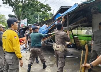 Berdiri di Atas Fasum, Sejumlah Lapak PKL di Padang Dibongkar Petugas