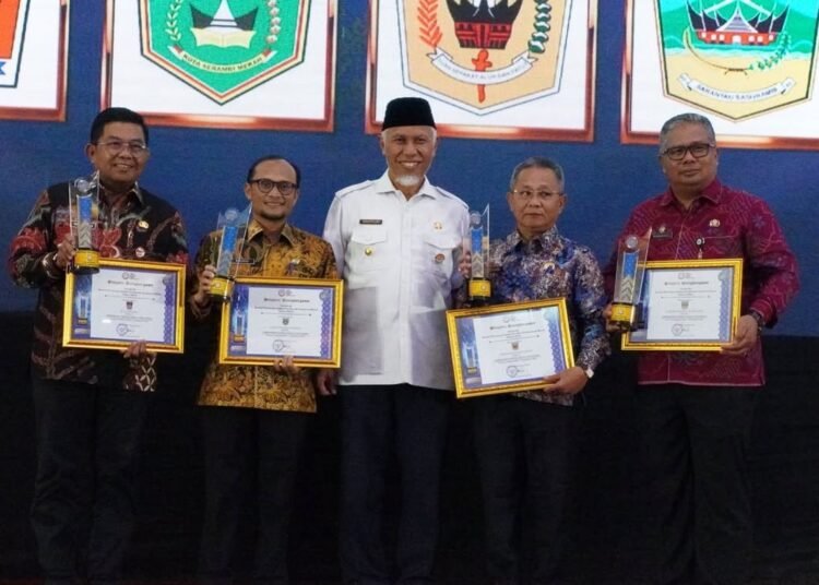 Empat daerah di Sumbar terima penghargaan dari KPID Sumbar yang diserahkan oleh Gubernur Mahyledi(foto: Diskominfo Padang Panjang)