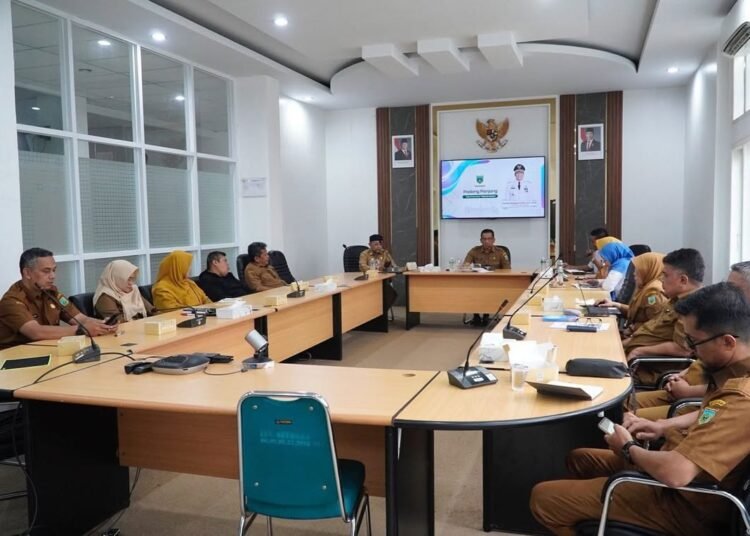 Pj Wali Kota Padang Panjang menggelar rapat bersama BPJS (foto: Diskominfo Padang Panjang)
