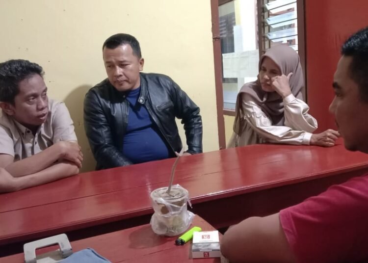 Novri saat berada di Polsek Batang Kapas (foto: Ist)