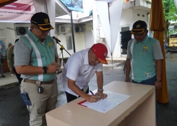 Dukung Program Sanitasi Kota Padang, PT Semen Padang Bantu Toilet Portable