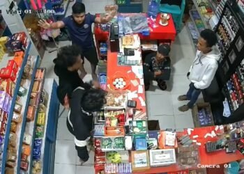 Video: Sekelompok Pemuda di Pesisir Selatan Masuk Warung Warga Bawa Sajam