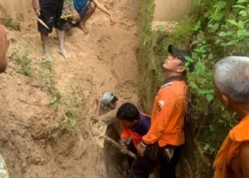 Pria Paruh Baya Tewas Tertimbun Longsor di Padang Pariaman