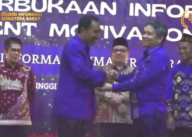 Novrianto menerima penghargaan Achievement Motivation Person dari Komisi Informasi Sumbar.