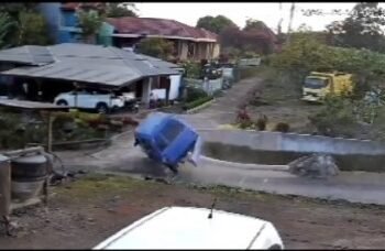 Video: Detik-detik Angkot Jungkir Balik di Agam