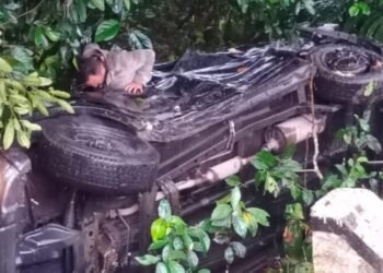 Mobil Tabrak Pohon dan Terperosok di Jalan BIM Padang Pariaman