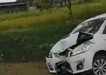 Video: Kecelakaan di Jalan Raya Padang-Solok, Dua Mobil Adu Banteng Diduga Gegara Jalan Licin