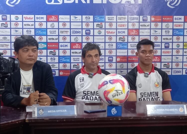 Pelatih Semen Padang FC Eduardo Almeida (tengah) saat postmatch di Kantor Semen Padang FC, Kamis (26/12).