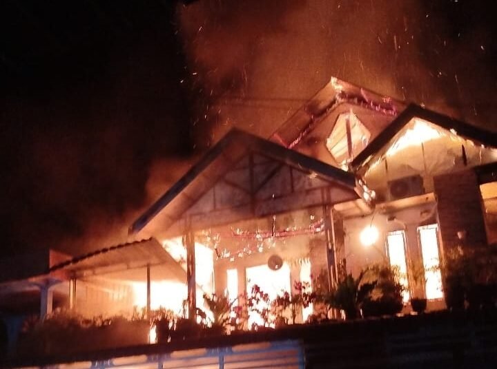 Rumah mewah terbakar hebat di Pesisir Selatan pada Kamis (26/12) malam.