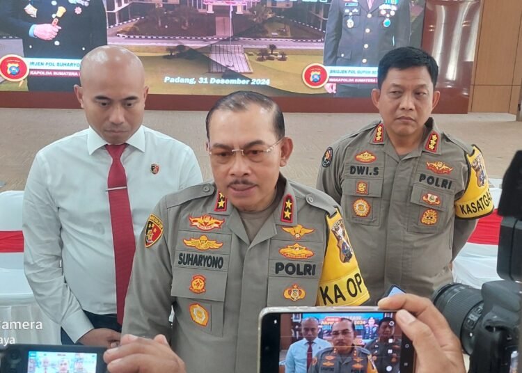 Kapolda Sumbar Irjen Pol Suharyono dalam konferensi pers akhir tahun pada Selasa (31/12).