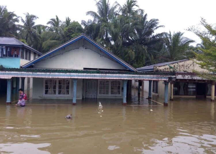 Banjir merendam rumah warga di Jorong Labuah Luruih Kecamatan Pasaman Kabupaten Pasaman Barat, Senin (23/12) malam. Ist