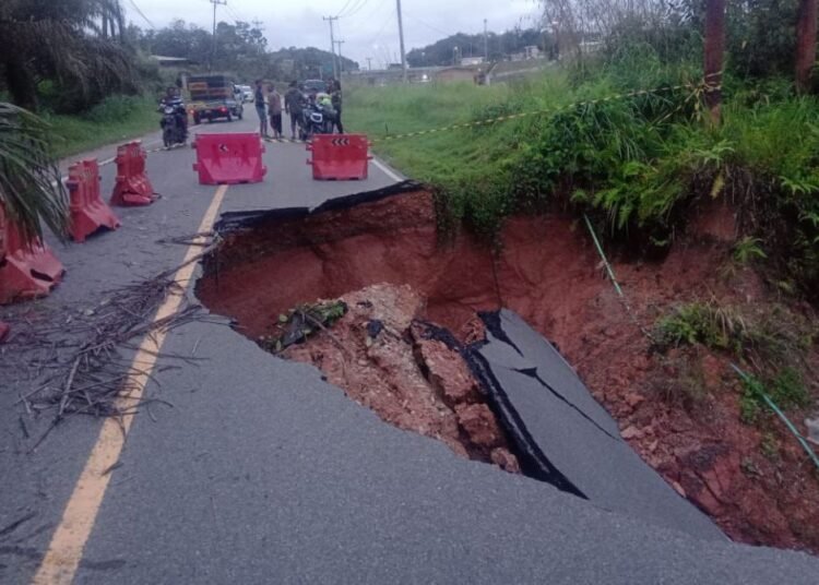 Jalan penghubung Sumbar-Riau di Desa Tanjung Alai KM 91 Kecamatan XIII Koto Kampar amblas pada Senin (23/12). Ist