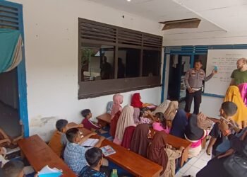 Polisi Ini Buka Kelas Belajar Bahasa Inggris Gratis di Pariaman, Punya Puluhan Murid