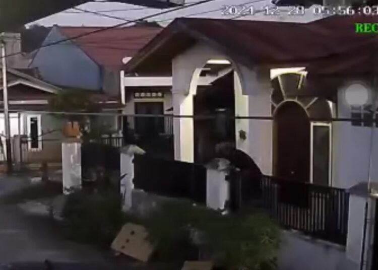 Tangkapan layar rekaman CCTV pria mencuri di Perum Banuaran Indah Kota Padang.