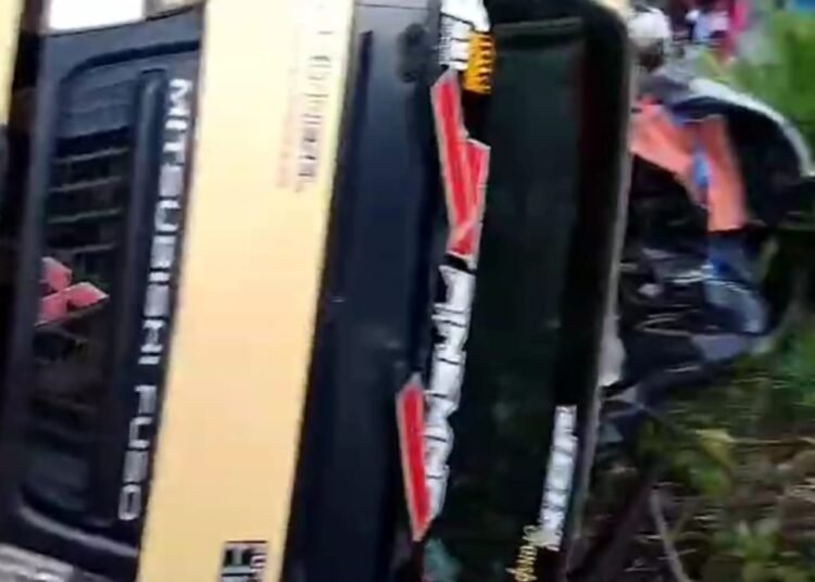 Kecelakaan truk terbalik di Pesisir Selatan, Minggu (29/12)