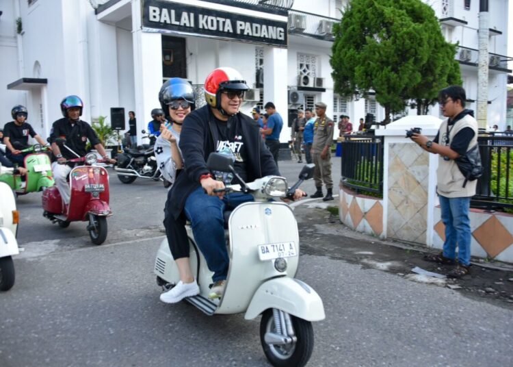 Penjabat Wali Kota Padang Andree Algamar bersama Pj Ketua Tim Penggerak PKK Kota Padang Ny. Vanny Andree Algamar, mengikuti kegiatan Padang Bervespa, Minggu (29/12/2024).