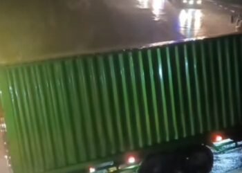 Jalur Sitinjau Lauik Macet Lagi karena Truk Mogok, Pembatasan Jam Operasional Truk Dipertanyakan