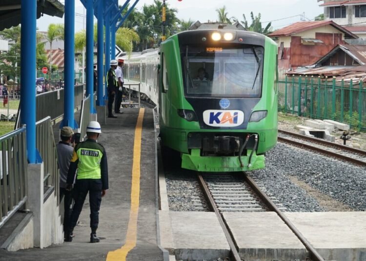 Kereta Api di Padang (foto: Yola Sastra/Kompas.id)