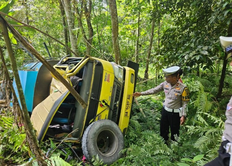 Truk masuk jurang di ruas Jalan Adinegoro, Kabupaten Sijunjung pada Rabu (25/12).
