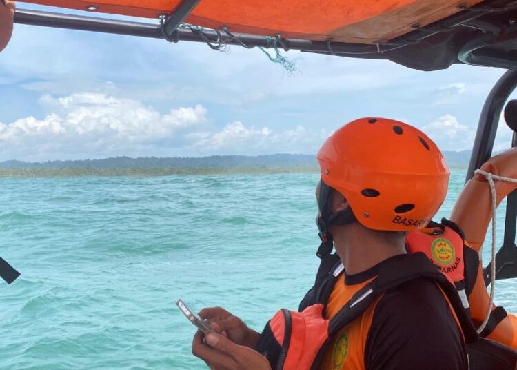 Tim SAR melakukan pencarian penumpang longboat yang terhempas di perairan Muara Masi, Siberut, Kabupaten Kepulauan Mentawai, Rabu (25/12)