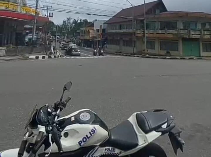 Pemotor kena tilang petugas di Padang Panjang mengeluh biaya denda Rp1,25 juta. (Foto: Tangkapan Layar Video)