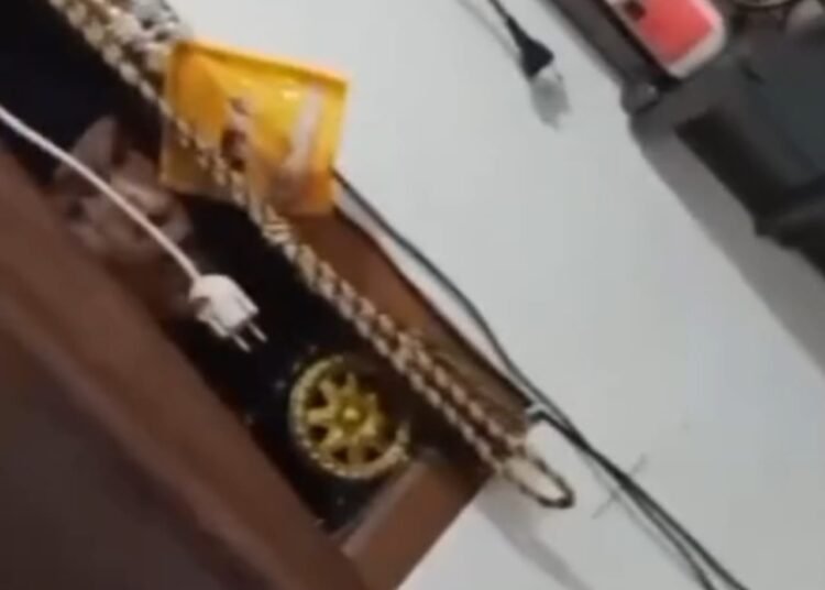 Foto: Aksi pria mengintip di jendela rumah warga di Padang terekam kamera (Tangkap layar)