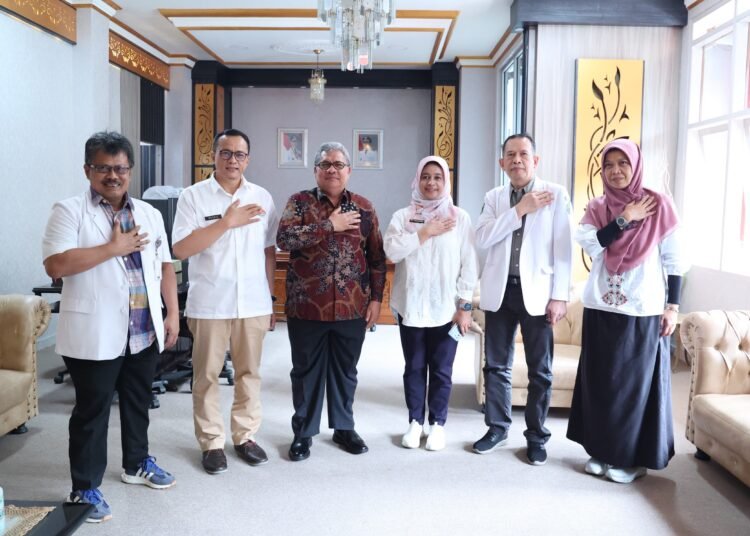 Ketua DPRD Sumbar Muhidi saat kunjungan kerja ke RSAM Bukittinggi, Rabu (18/12).