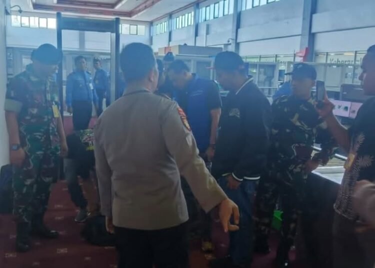 Petugas gagalkan penyeludupan 6 paket sabu seberat 1,3 kilogram dan 6 paket pil ekstasi di Bandara Internasional Minangkabau (BIM), Kabupaten Padang Pariaman, Minggu (29/12).