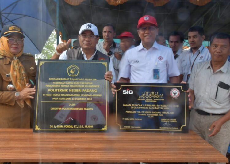 PT Semen Padang resmikan Jalan Puncak Labuang dan pembangunan fasilitas Mandi, Cuci dan Kakus (MCK) objek wisata Kayu Banyak Urek di Kelurahan Limau Manis, Kecamatan Pauh, Kota Padang, Senin (23/12).