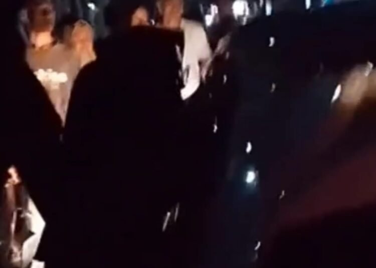 Foto: Istri pergoki suami diduga selingkuh di Agam, Sabtu (28/12). (Tangkap layar video)
