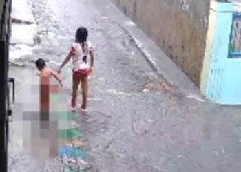 Video: Terekam Detik-detik Balita Masuk Selokan saat Mandi Hujan