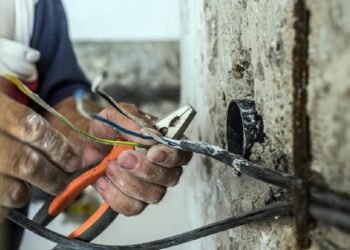 Video: Proses Evakuasi Dua Tukang Tersengat Listrik Tegangan Tinggi di Agam