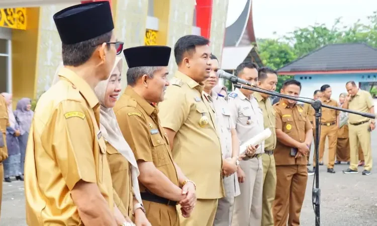 Bupati Dharmasraya, Sutan Riska bersama ASN Pemkab Dharmasraya.