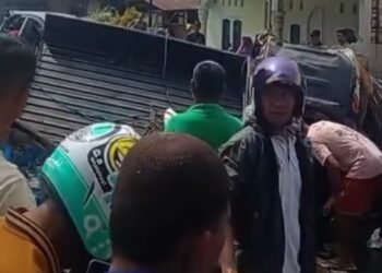 Diduga Sopir Ngantuk, Mobil Bermuatan Udang Tabrak Pohon di Pesisir Selatan