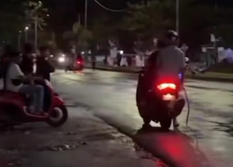 Aksi Tawuran di Simpang Ketaping, Kuranji, Padang, Sabtu (14/12) dini hari.