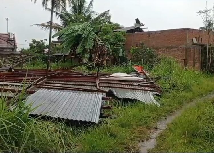 Rumah warga di Kecamatan Pauh, Kota Padang rusak akibat angin puting beliung pada Senin (23/12)