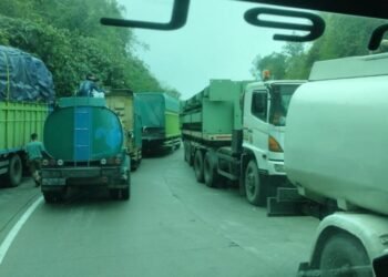 Jalan Padang-Solok Macet Parah di Sitinjau Lauik, Tumpahan Minyak CPO Bikin Pemotor Tergelincir
